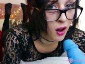 Самотыки и страпон обслуживают попку юного транса