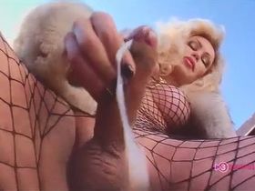 Транс секс-бомба дрочит и кончает