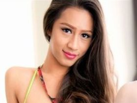 Красивому ледибою растягивают попу до анальной дыры