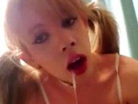 Юный трап сосет свой собственный член