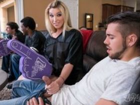 Транс мачеха соблазняет друга своего пасынка прямо у него перед носом