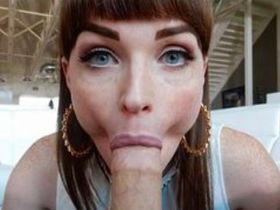 Транс студентка берет в рот большой член